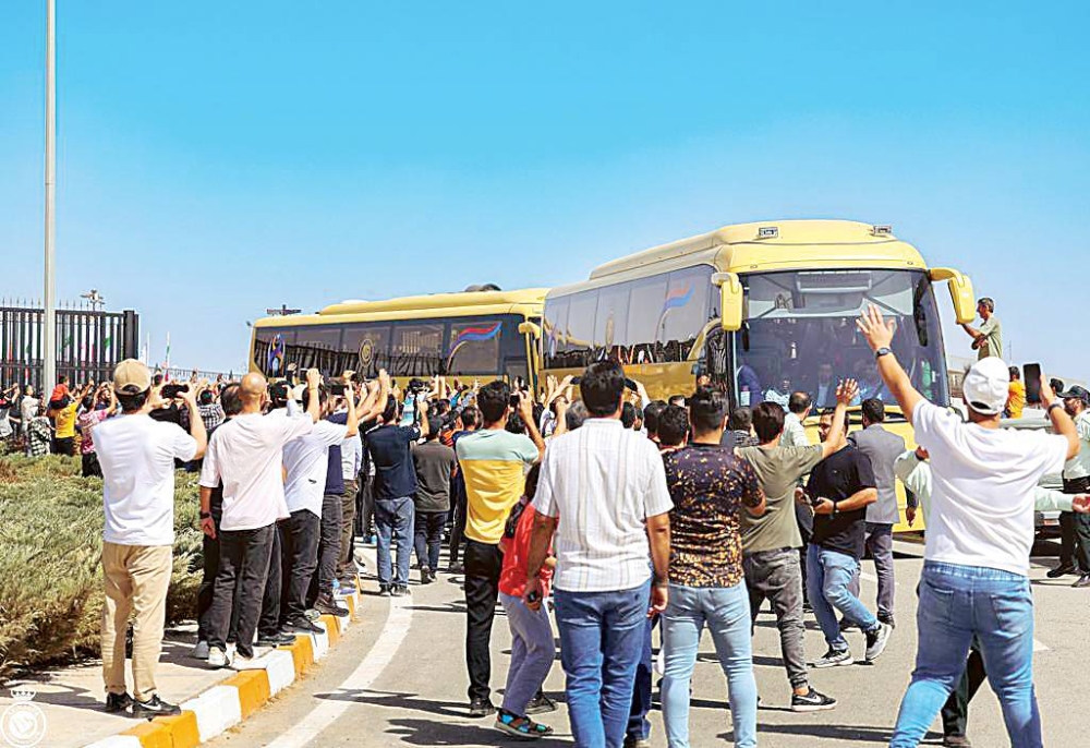 استقبال جماهيري تاريخي لبعثة النصر التي اتجهت لمقر السكن أمس في إيران. 