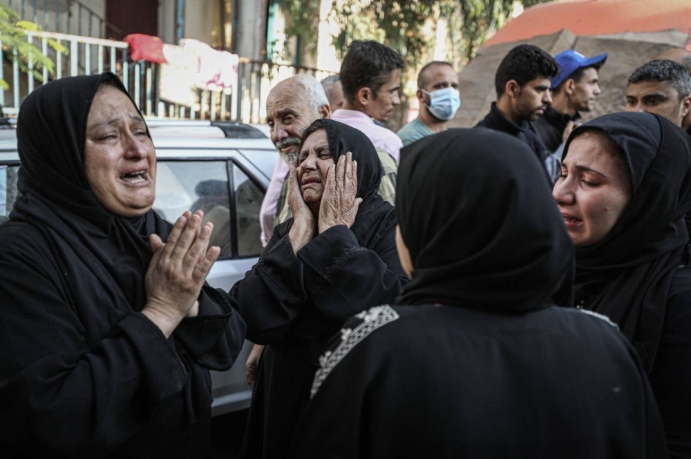 فلسطينيات ثكلى يبكين أطفالهم الذين قتلتهم غارة اسرائيلية داخل مستشفى المعمداني أمس .(وكالة فلسطينية)