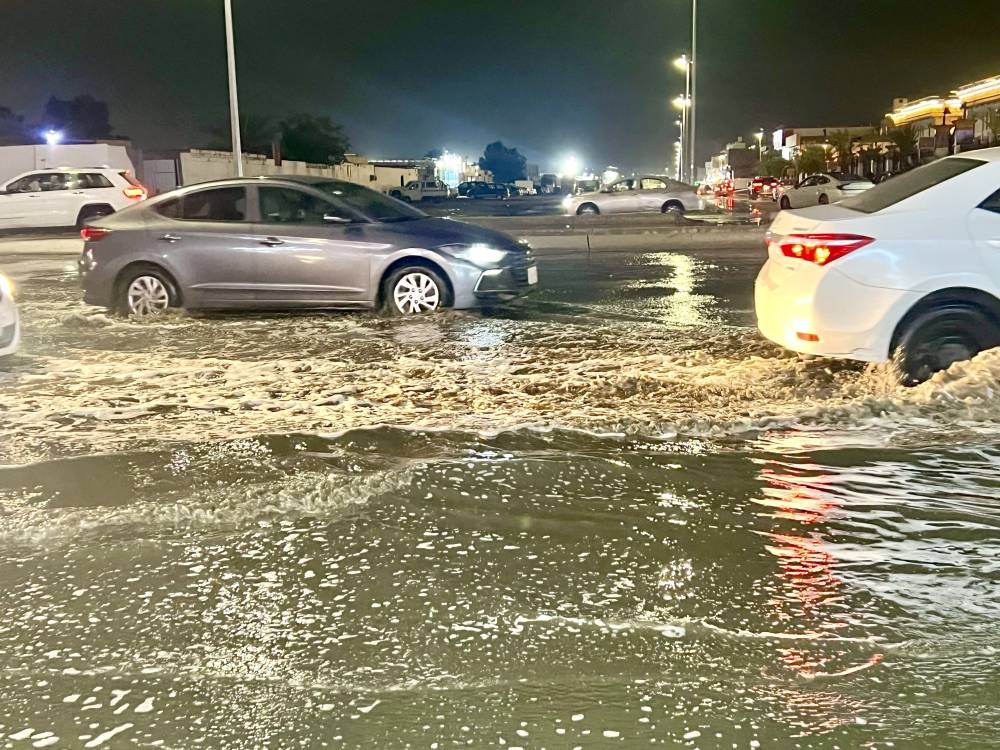 مياه الأمطار في شارع بجدة. (تصوير: عبدالسلام السلمي)