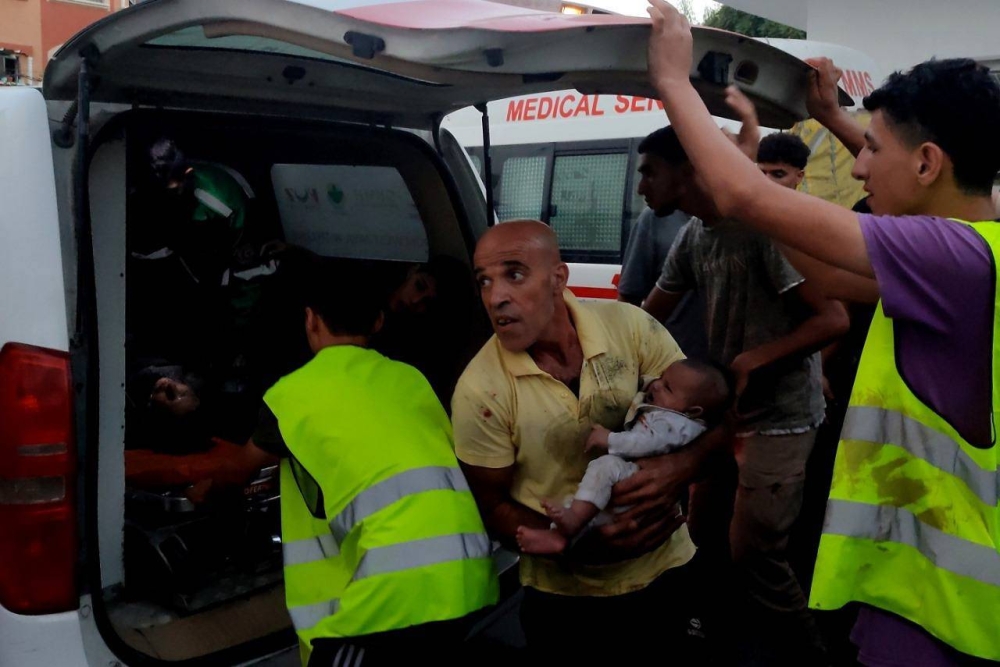 جرحى من الأطفال في قصف استهدف منزلاً لعائلتين في منطقة الفاخورة غرب مخيم جباليا بغزة اليوم.