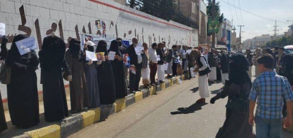 المعلمين في وقفة احتجاجية للمطالبة بإطلاق رئيس النادي