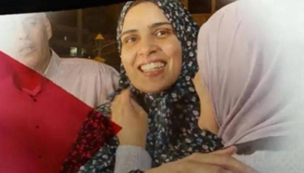 الفلسطينية مريح باكير مع والدتها عقب إطلاق سراحها.