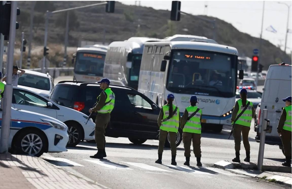 سيارات تحمل المعتقلين الفلسطينيين في السجون الإسرائيلية استعدادا لإطلاق سراحهم.