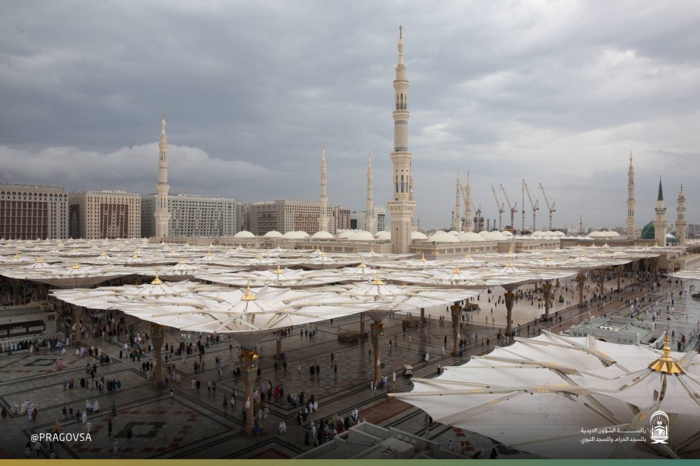 أداء صلاة الغائب على أمير الكويت الراحل في المسجد النبوي بالمدينة المنورة