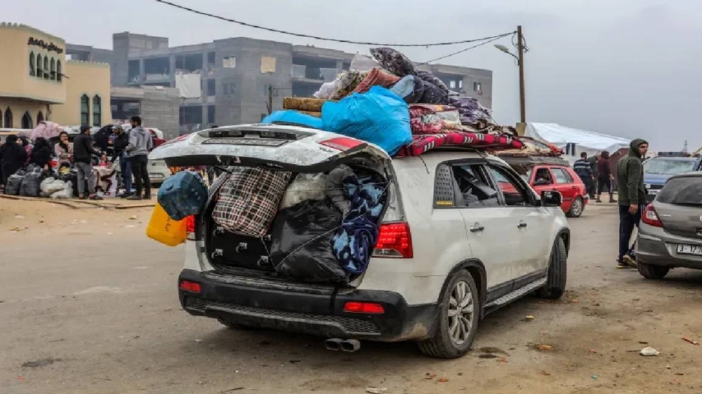 فلسطينيون ينزحون من شمال قطاع غزة إلى الجنوب .