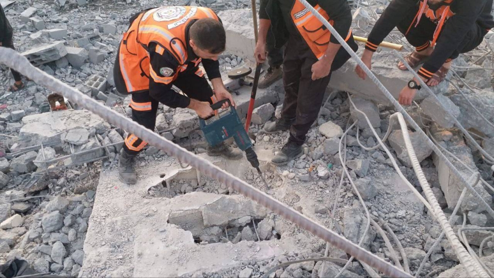 منقذون فلسطينيون يحاولون البحث عن ناجين تحت الانقاض