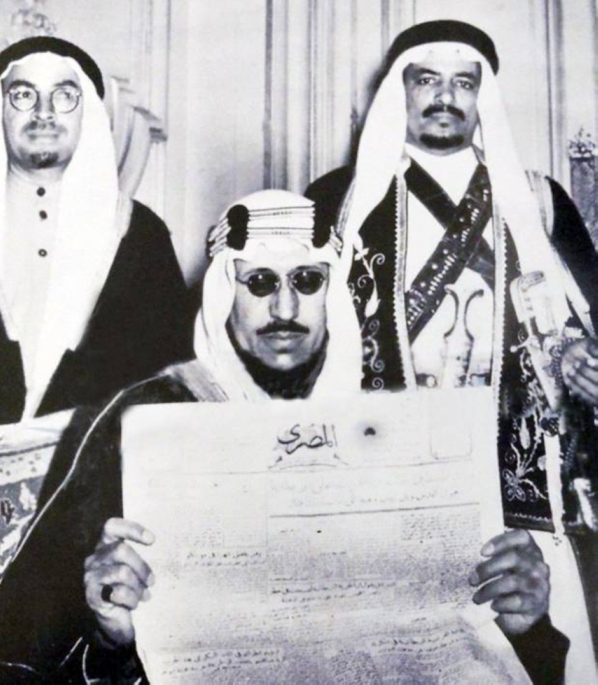 



شاكر واقفاً (يسار) خلف الملك سعود في القاهرة عام 1954.