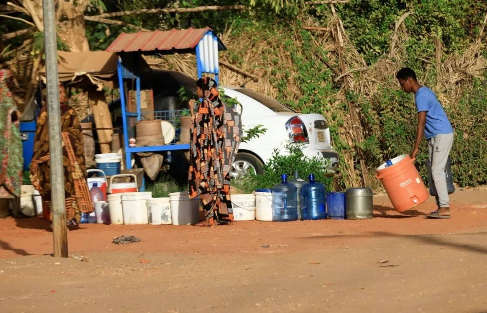 سودانيون ينقلون المياه لذويهم .