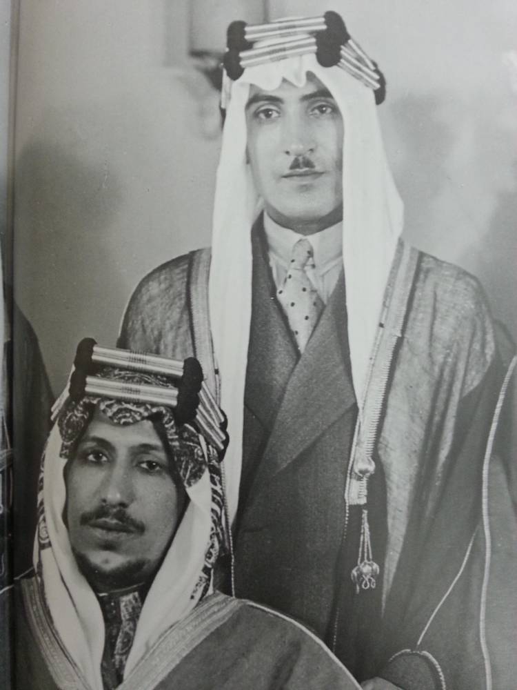 



الملك فيصل وإلى يمينه الزركلي في عام 1955 يتوسطهما عوني عبدالهادي.