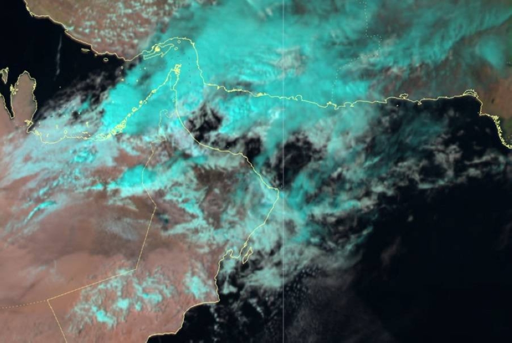 استمرار تدفق وتشكل السحب الركامية وهطول أمطار متفاوتة الغزارة على سلطنة عمان