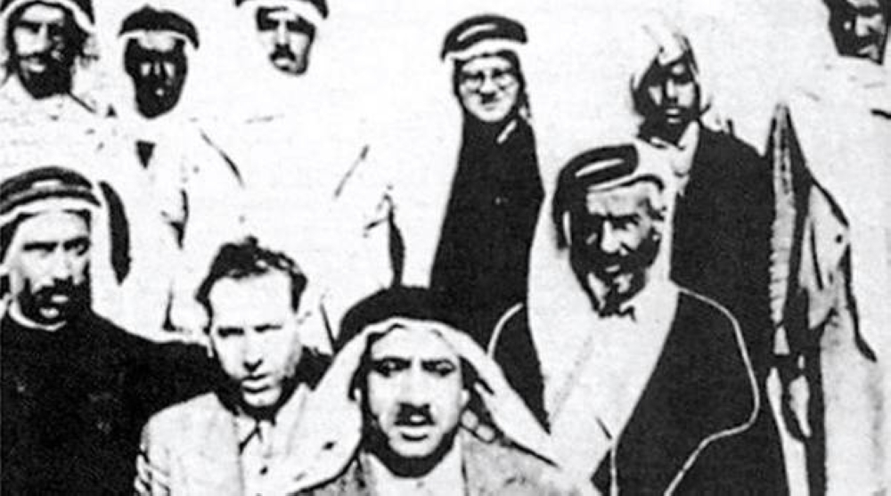 عبدالله حمد الصقر (الثاني من اليسار) مع أعضاء المجلس التشريعي الأول عام 1938.