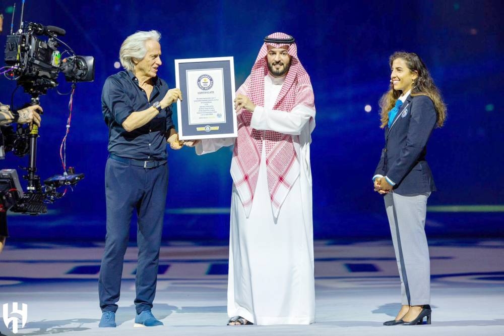 



رئيس نادي الهلال فهد بن نافل والمدرب خيسوس يحملان شهادة غينيس للأرقام القياسية.