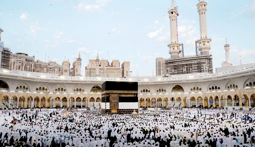 



جموع المصلين في المسجد الحرام يستمعون إلى خطبة العيد. (تصوير: عبدالغني بشير)