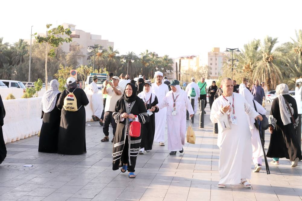 



حجاج وزوار يحرصون على زيارة المواقع المرتبطة بالسيرة النبوية.