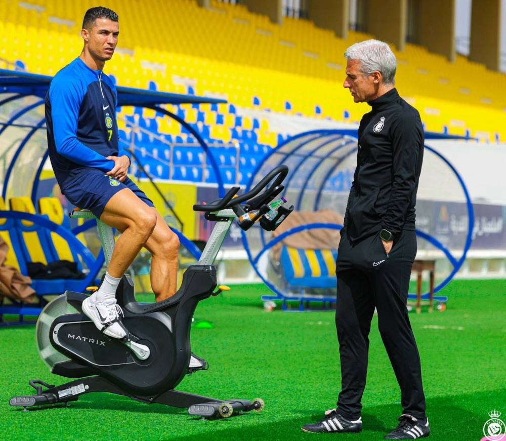 



المدرب كاسترو والقائد رونالدو في تدريبات النصر.