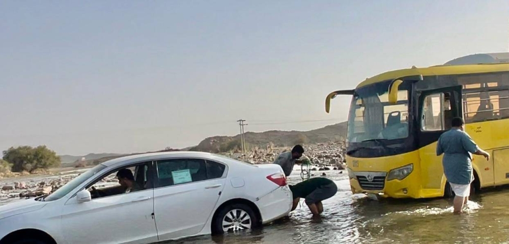 



مياه السيول حجزت مركبات، ومعدة تحاول انتشاها من المياه. (عكاظ)