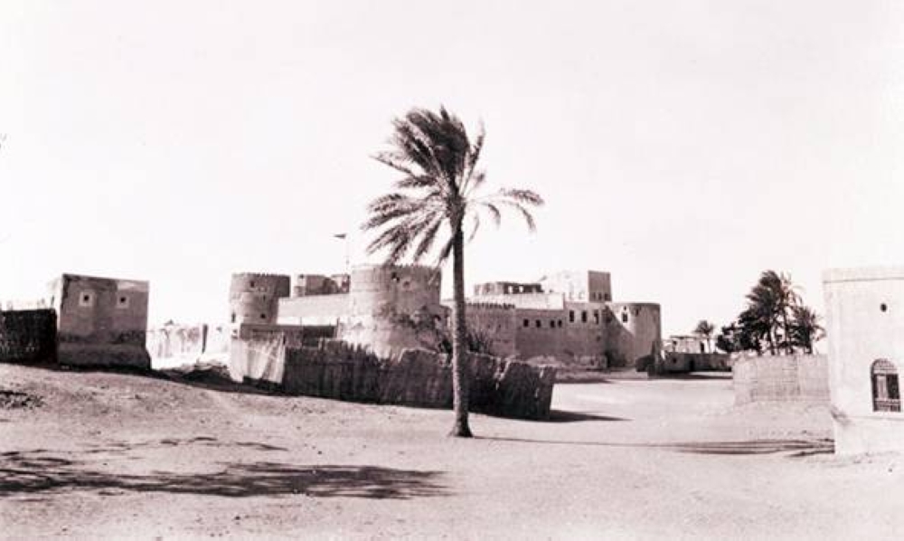 



صورة لحصن بركاء حيث سجن شيخها ابن السلطان وابن أخيه عام 1831.