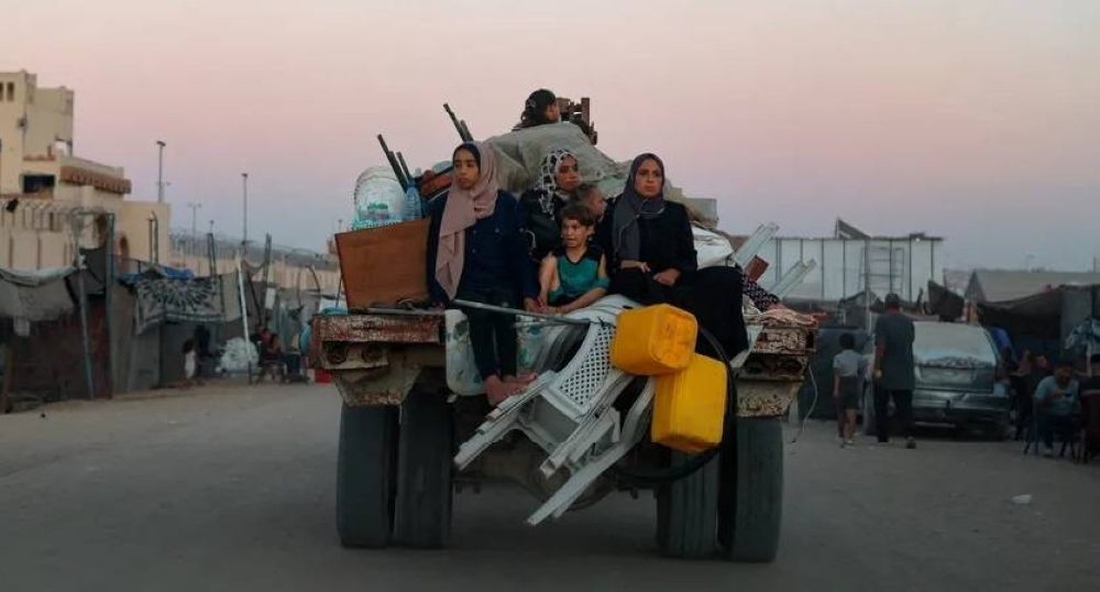 فلسطينيون يفرون من منازلهم هرباً من القصف الإسرائيلي.