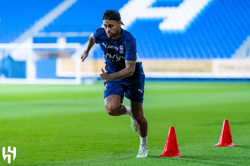 



نيمار يؤدي التمارين في ملعب نادي الهلال.