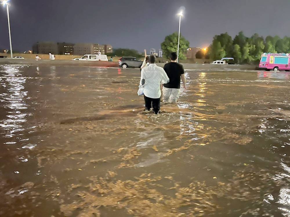 



أمطار غزيرة تسبّبت في ارتفاع منسوب المياه في بعض طرق جدة. (عكاظ)