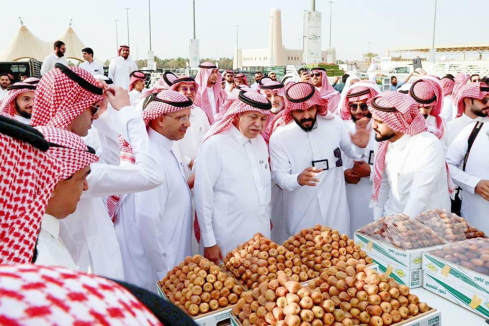 القصبي يتجول في مهرجان بريدة للتمور. (واس) 