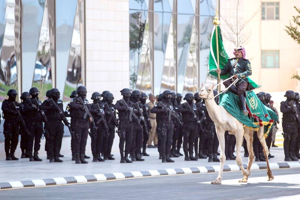 



الهجانة والمشاة كانوا في استقبال وزير الداخلية.